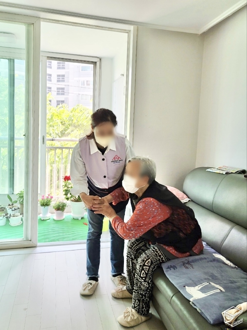 센터에서 개소 때부터 지금까지 케어를 받아온 누적 어르신 수는 300여명이 된다.