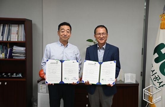 화성도시공사 사장 집무실에서 김근영 사장(오른쪽)과 오동근 대표(왼쪽)가 성과공유제 업무 헙약서를 들고 있다.(화성도시공사 제공)