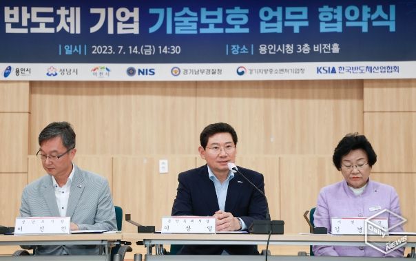 반도체 기업 핵심 기술 보호를 위해 업무협약서에 서명하고 있는 용인특례시 이상일 시장(가운데)과 김경희 이천시장(오른쪽), 이진찬 성남시 부시장(왼쪽)의 모습)