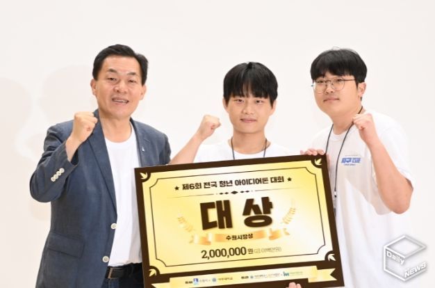 이재준 수원특례시장과 배리굿팀이 기념사진을 촬영하고 있다