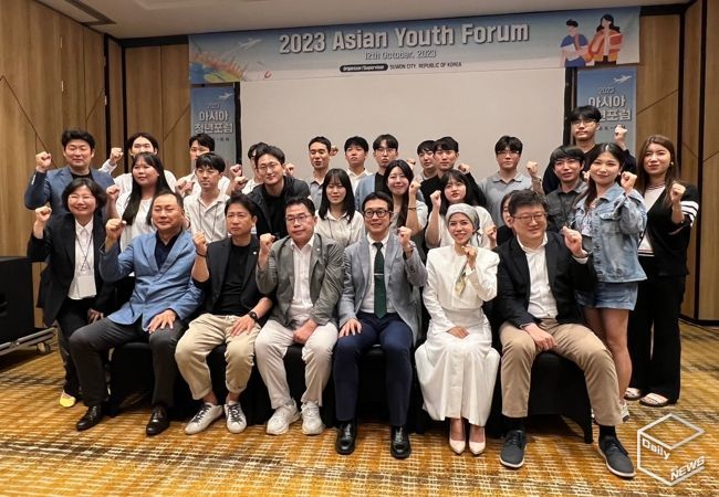 ‘아시아 청년 창업 포럼’ 참석자들이 기념사진을 촬영하고 있다.