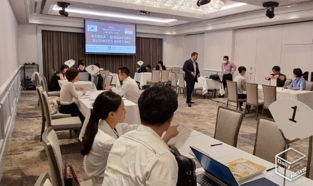 수출판매개척단이 싱가포르 수출상담회에서 수출 상담을 하고 있다.