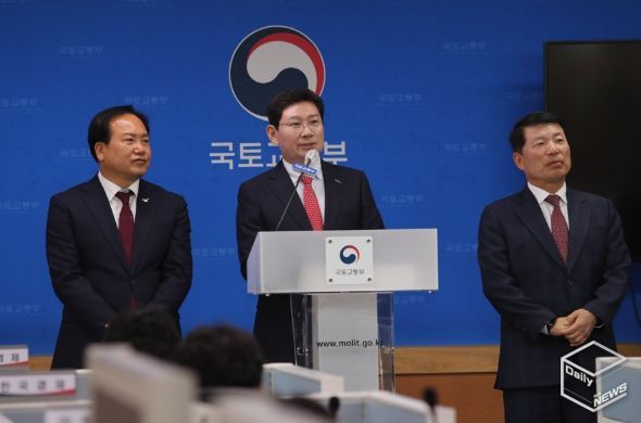 지난 11월 15일 세종시 국토교통부 청사에서 공공주택지구 지정 계획이 발표된 가운데 이상일 용인특례시장이 기자들의 질의에 답변하고 있다.