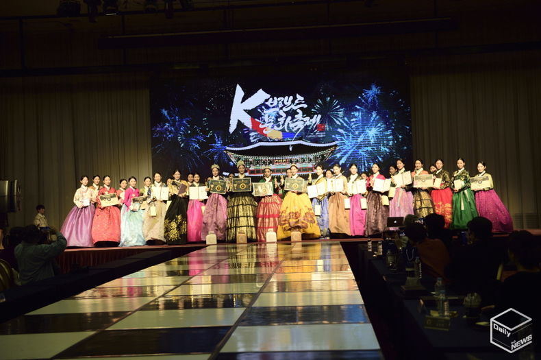 K-브랜드 한복모델대회 퀸(배예인)진(김한나)선강민제)미(최효영)골드(유미애,최미라,윤수민,백채이,송가연,홍민서,고에스더,조수하)