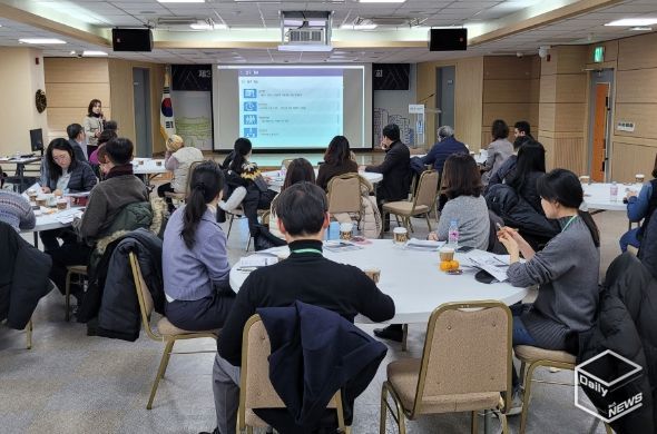 수원시가 ‘제3차 수원시 인권정책 기본계획 수립 연구용역 공청회’를 열고 있다.