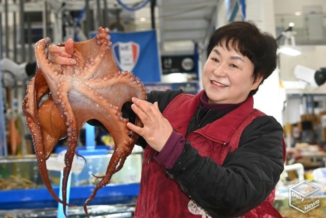 30년 동안 수산물 가게를 운영한 한춘애씨.