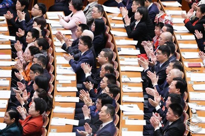 제14기 전인대 제3차 회의 개막회에 참석한 전인대 대표들이 박수를 치고 있다. (사진/신화통신)