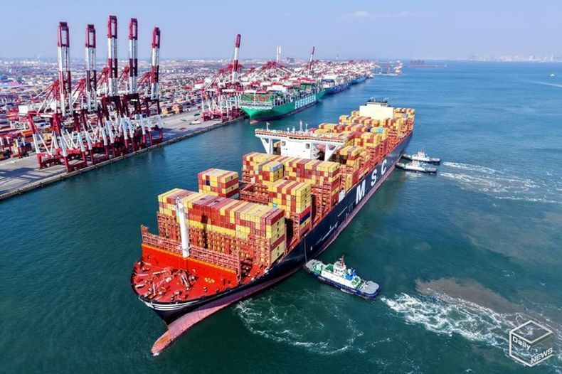 지난달 23일 산둥(山東)항구 칭다오(青島)항에서 예인선의 도움으로 부두에 정박하는 화물선을 드론 사진에 담았다. (사진/신화통신)