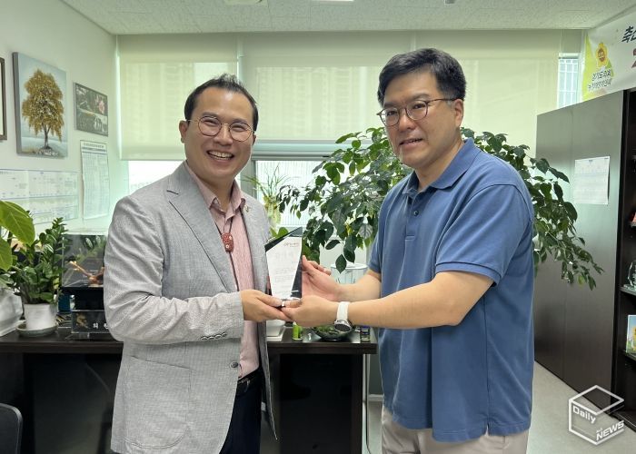 이오수 경기도의원, 힐스테이트광교중앙역퍼스트 입주민들로부터 감사패 수여