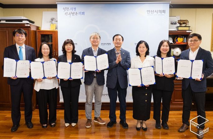 안산시의회가 5일 의장실에서 ‘성희롱·성폭력·스토킹 및 2차 피해 고충심의위원회’ 위원을 위촉했다. 사진은 이날 박태순 의장(사진 가운데)과 선임된 7명의 심의 위원의 모습.