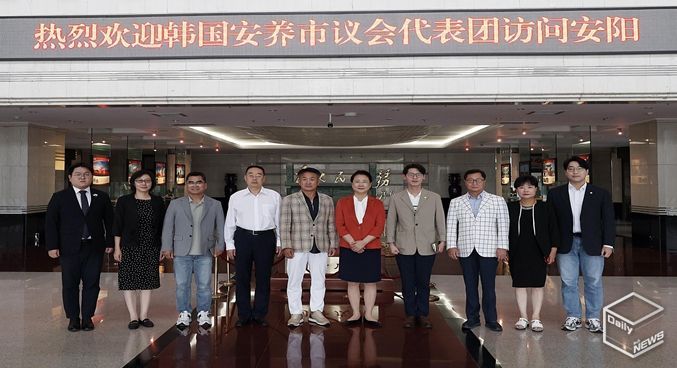 총무경제위원회 위원들이 중국 안양시 인민대표대회 상무위원회 서가평 주임(왼쪽에서 6번째) 등 관계자와 중국 안양시청에서 기념촬영을 하고 있다.