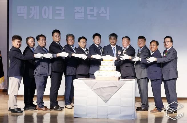 축하 떡케이크 절단식 기념 촬영