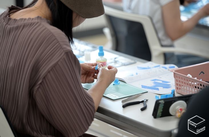 시민들이 안산산업역사박물관에서 자동차 미니어처 제작 프로그램에 참여하고 있다.