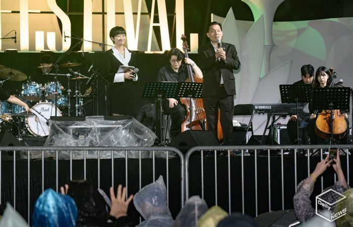 이재준 수원시장이 관객들에게 인사하고 있다.