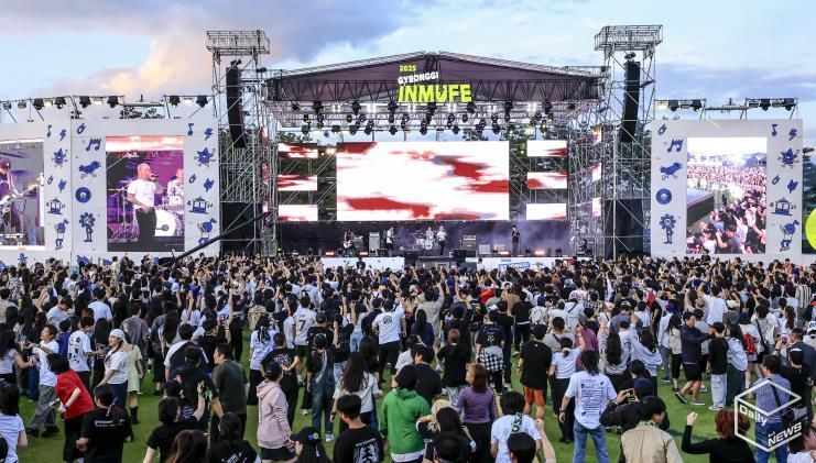 20일 2025 경기인디뮤직페스티벌에서 가수 노브레인이 열띤 공연을 펼치고 있다