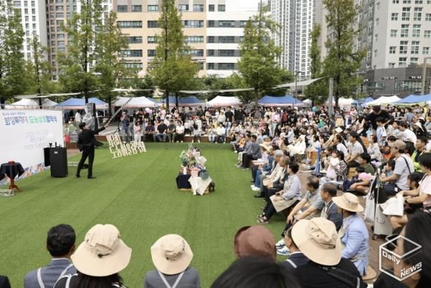 20일 열린 화성특례시 제3회 도농어울림축제에서 시민들이 쇼를 관람하고 있다