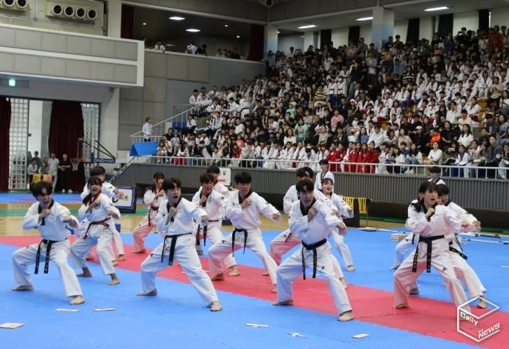 20일 열린 제32회 화성특례시장배 태권도대회에서 선수들이 경기를 하고 있다