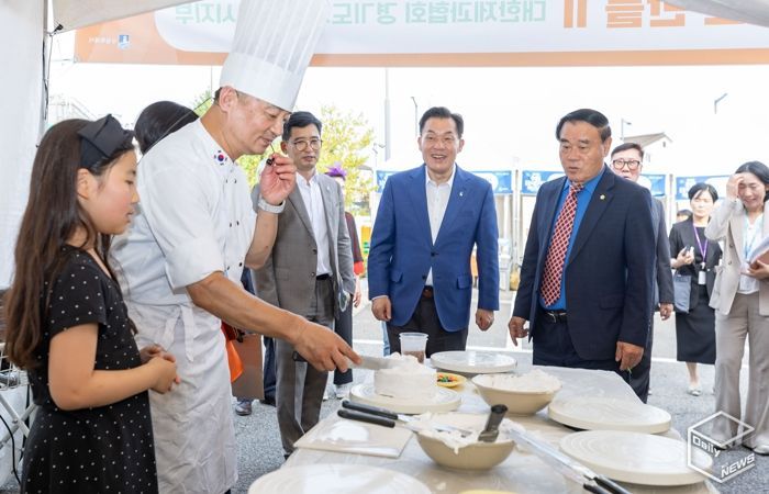 이재준 수원시장(가운데), 이재식 수원시의회 의장(오른쪽)이 26일 수원음식문화박람회 행사장을 둘러보고 있다.