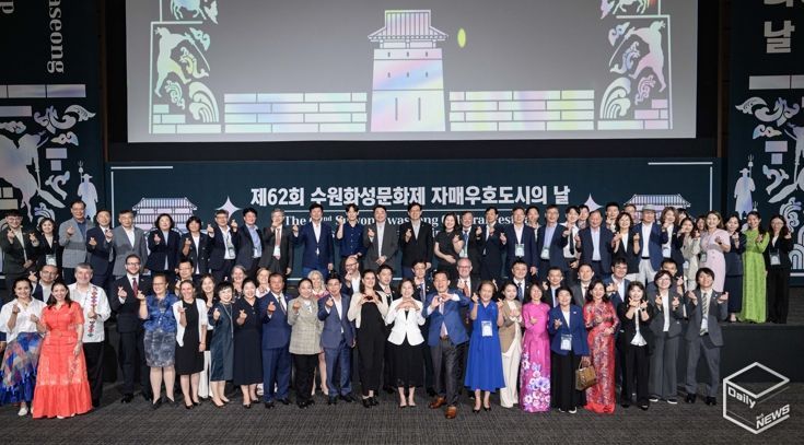 이재준 시장(앞줄 가운데)과 8개 국제자매도시 대표단이 기념촬영을 하고 있다.