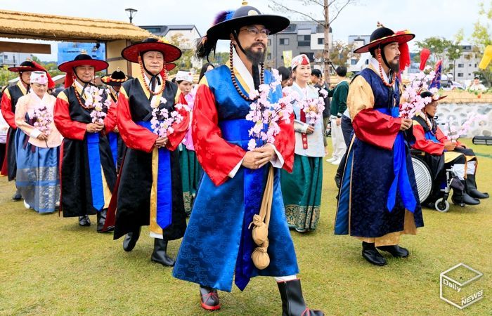 정명근 화성특례시장 화성유수 복장으로 격쟁 행사에 참여하고 있다