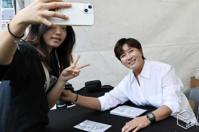 용인특례시 '스포츠 스타와 함께하는 시민 참여 축제'에서 사인하는 박세리 전 감독