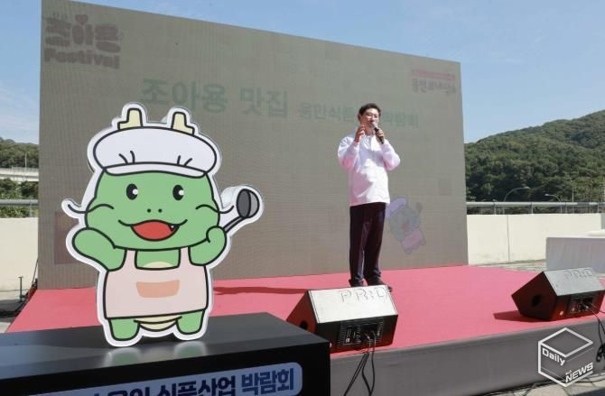 이상일 용인특례시장은 27일 '2025 용인시 식품산업 박람회'에서 식품안전 어린이 포스터 공모전 입상자에게 상장을 수여하고 인사말 하고 있다