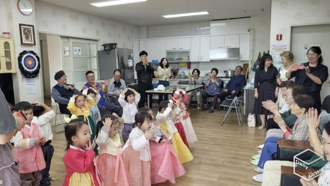 수원시 영통구 광교2동 지역사회보장협의체 25년 추석맞이 자매결연 20단지 경로당 방문, 따뜻한 나눔 및 어린이 노래 행사 개최