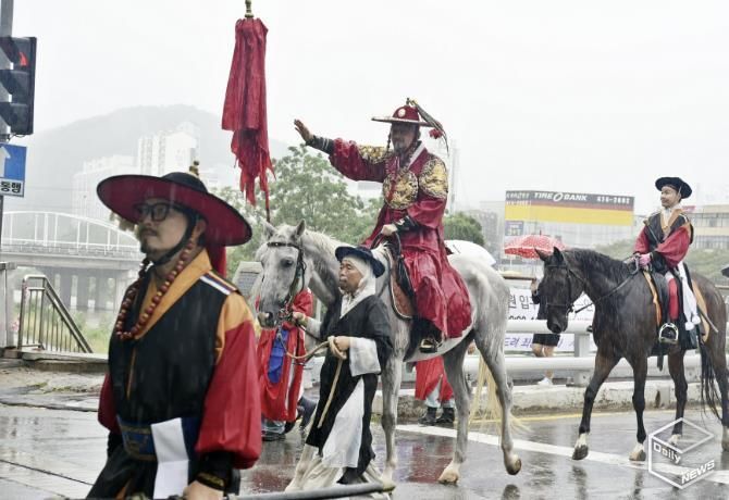 안양시는 28일 2025 정조대왕 능행차 공동재현 대장정을 성황리에 마쳤다