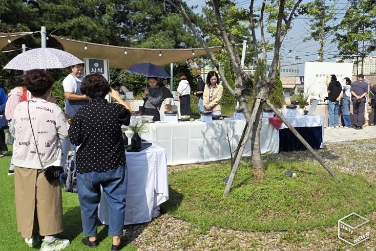 27일 진행된 화성미감 향토음식 전시회에서 관람객들이 향토음식을 살펴보고 있다
