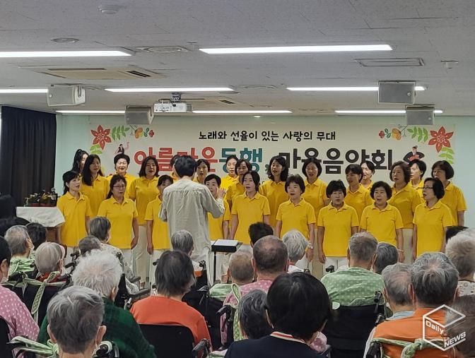 안산시 단원구여성합창단이 시립노인전문병원에서 '찾아가는 음악회'를 진행하고 있다