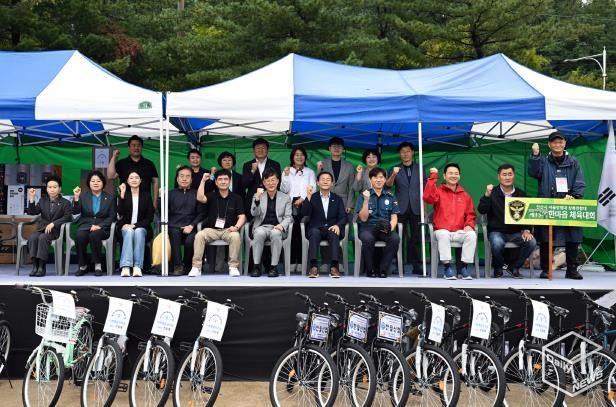 이민근 안산시장(앞줄 왼쪽 여섯번째)이 제13회 상록구 자율방범대 한마음 체육대회에서 참석자들과 함께 기념촬영을 하고 있다.