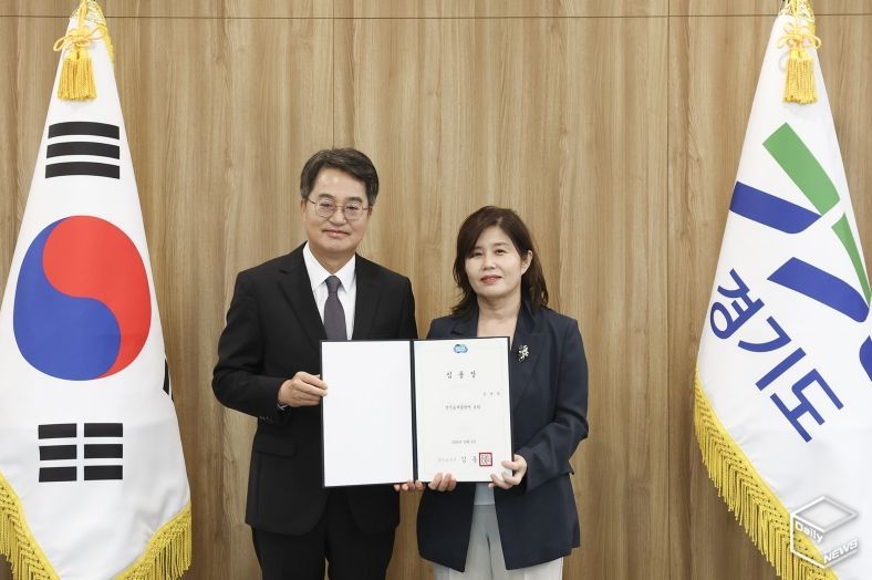 윤명희 경기도서관장 임명장 수여