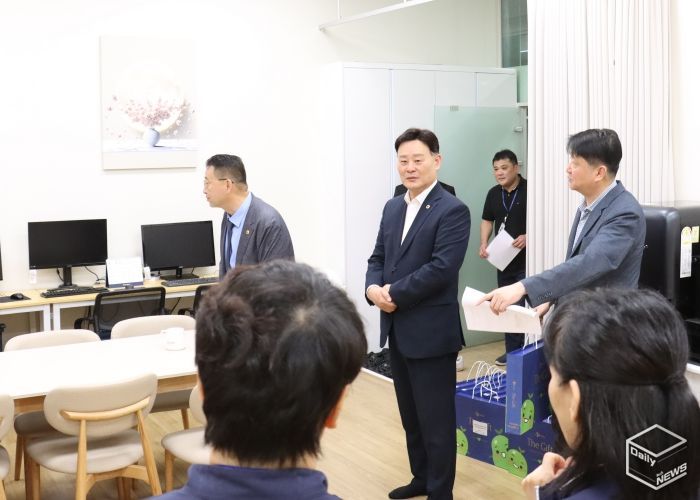 경기도의회 더불어민주당 최종현 대표의원 추석 앞두고 백현종 국힘 대표의원과 함께 현업부서 직원 격려