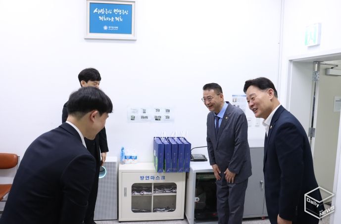 백현종 경기도의회 국민의힘 대표의원, 추석 앞두고 최종현 더불어민주당 대표와 도의회 현업부서 직원 격려 나서