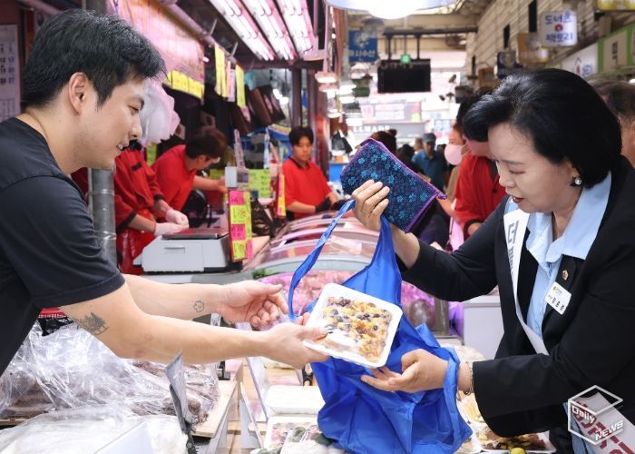 경기도의회 정윤경 부의장, “전통시장 장보기로 상인들과 함께하는 따뜻한 명절, 추석 민생 챙겨”
