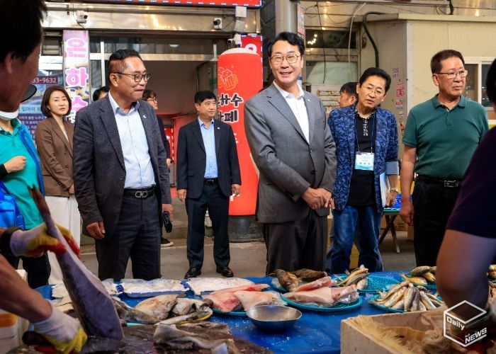 정명근 화성특례시장이 추석을 앞두고 2일 송산면 사강시장을 찾아 상인들과 소통하고 있다