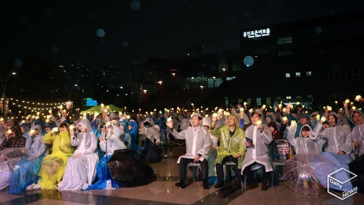이상일 용인특례시장은 10일 저녁 포은아트홀 문화광장서 열린 '가을별빛 콘서트'에 참석해 시민들과 공연을 함께했다