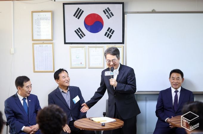 김동연 지사가 16일 포천시 마치미 마을에서 열린 ‘경기 RE100 최우수 마을 현판 제막식’에서 발언하고 있다.