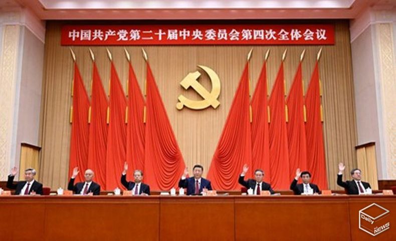 시진핑, 리창(李强), 자오러지(趙樂際), 왕후닝(王滬寧), 차이치(蔡奇), 딩쉐샹(丁薛祥), 리시(李希) 등이 주석대에 착석했다. (사진/신화통신)