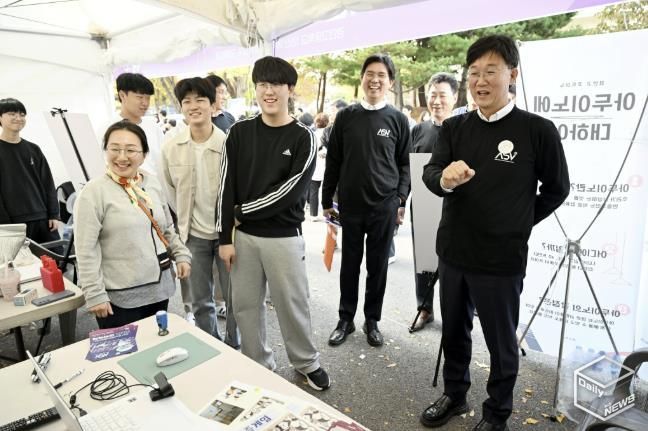 사교육 부담 완화책 '강남인강' 도입… 1만 원에 年 1,500개 강좌 수강