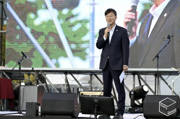 이민근 안산시장이 지난 25일 안산문화광장에서 개최된 ‘제1회 안산시동아리연합축제’에서 인사 발언을 하고 있다.