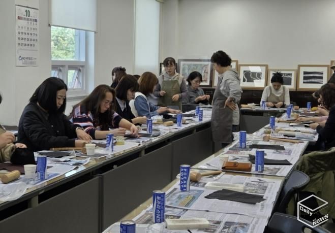 수원시 팔달구 화서2동 새마을문고회, 가죽 공예 프로그램 운영