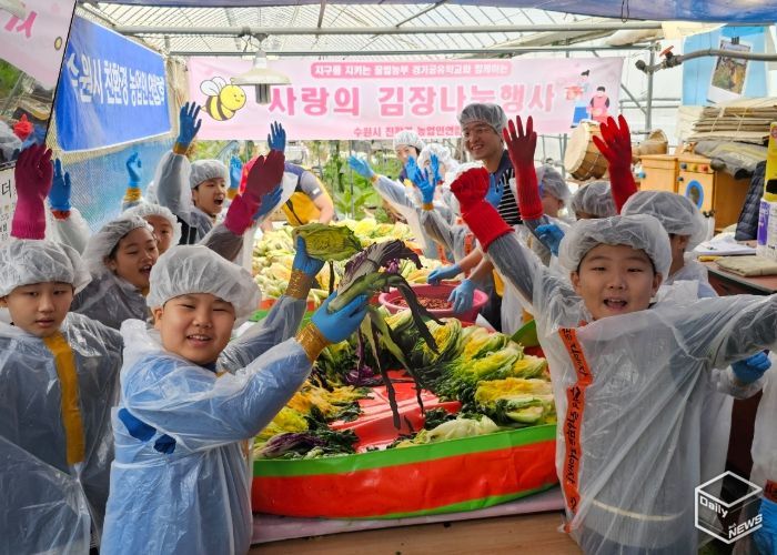 김장나눔 행사에 참가한 학생들이 활짝 웃고 있다.
