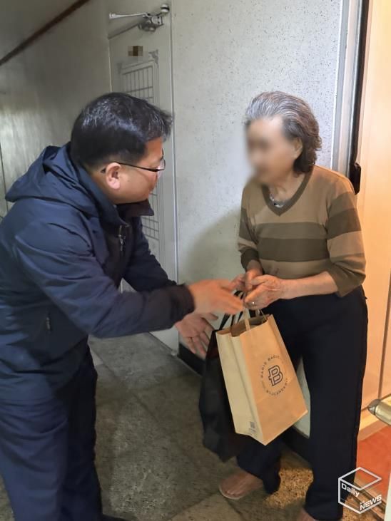 수원시 영통구 영통1동, 지역사회보장협의체 고독사 고위험가구에‘건강 간식’전달 및 안부확인 추진