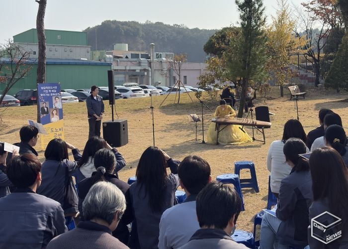 화성시립양감작은도서관이 31일 기업 근로자를 위한 찾아가는 문화공연을 운영하고 있다