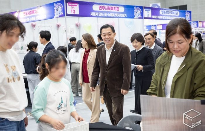 이재준 수원시장이 평생학습축제 행사장을 둘러보고 있다.
