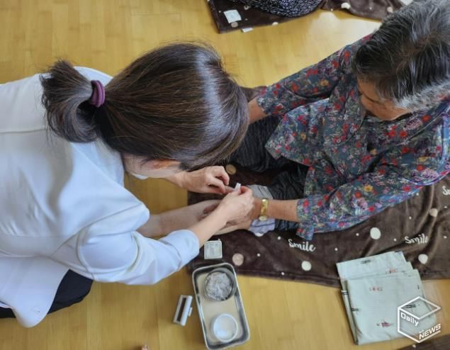 화성특례시 관계자가 관내 취약계층 어르신의 건강상태를 살피고 있다