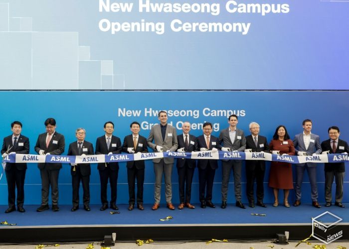 12일 ASML 화성뉴캠퍼스 준공식에서 주요 내빈들이 테이프 커팅을 하고 있다