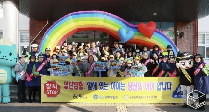 이상일 용인특례시장이 12일 오전 구갈초등학교에서 열린 ‘동부녹색어머니회 어린이 교통안전 연합캠페인’에 참여했다