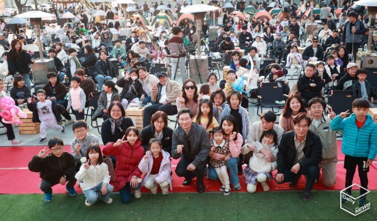 이상일 용인특례시장이 15일 용인포은아트홀 문화광장에서 열린 ‘2025 어텀라운지 페스티벌’에 참석해 시민과 소통의 시간을 갖고 있다